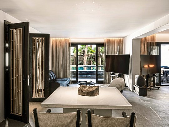 Myconian O - The Grand O! Residence