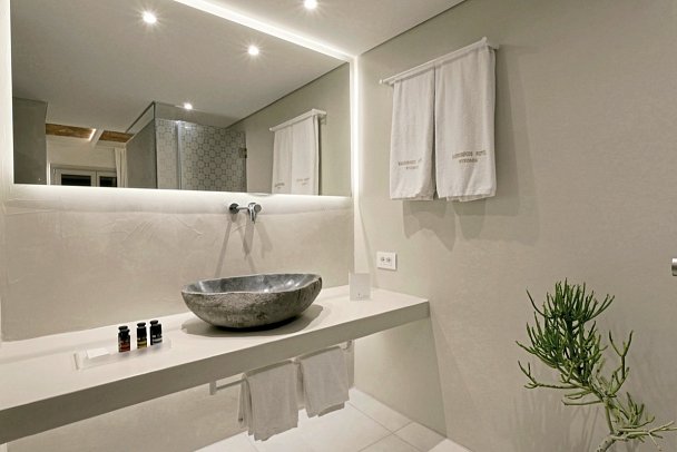 Boutiquehotel Andronikos - Badbeispiel Doppelzimmer Superior Gartenblick (Zimmercodierung DSG)