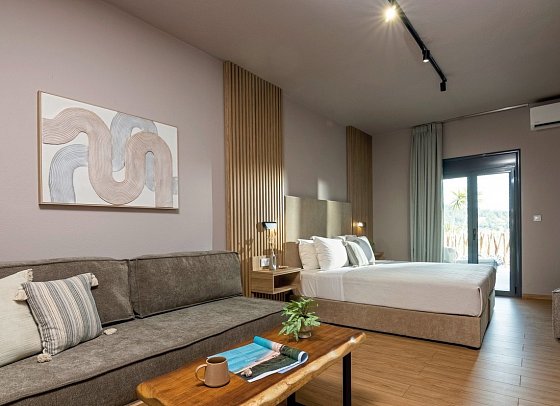 Petra Nera Hotel Skiathos, Philian Hotels & Resorts - Wohnbeispiel Doppelzimmer Deluxe seitl. Meerblick m. Jacuzzi (Zimmercodierung DDN)
