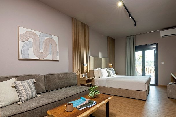 Petra Nera Hotel Skiathos, member of Philian Hotels & Resorts - Wohnbeispiel Doppelzimmer Deluxe seitl. Meerblick m. Jacuzzi (Zimmercodierung DDN)