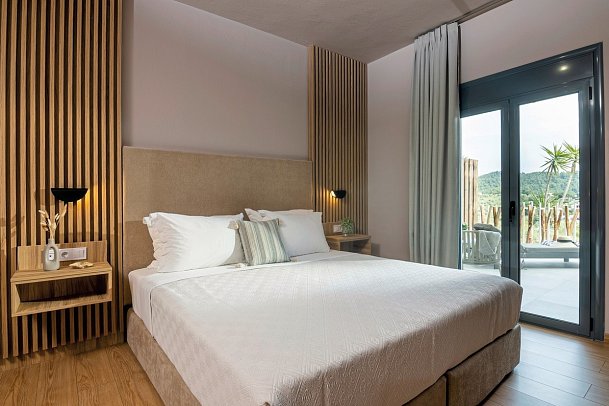 Petra Nera Hotel Skiathos, member of Philian Hotels & Resorts - Wohnbeispiel Doppelzimmer Deluxe seitl. Meerblick m. Jacuzzi (Zimmercodierung DDN)