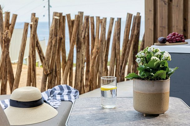 Petra Nera Hotel Skiathos, member of Philian Hotels & Resorts - Wohnbeispiel Doppelzimmer Deluxe seitl. Meerblick m. Jacuzzi (Zimmercodierung DDN)