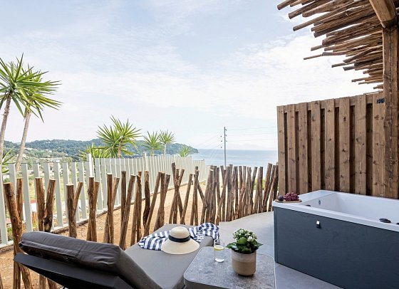 Petra Nera Hotel Skiathos, Philian Hotels & Resorts - Wohnbeispiel Doppelzimmer Deluxe seitl. Meerblick m. Jacuzzi (Zimmercodierung DDN)