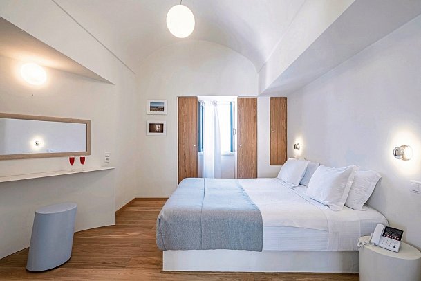 Xenones Filotera - Wohnbeispiel Honeymoon Suite mit Caldera-Blick (Zimmercodierung WHM)