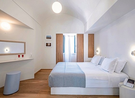 Xenones Filotera - Wohnbeispiel Honeymoon Suite mit Caldera-Blick (Zimmercodierung WHM)
