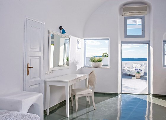 Cliff Side Suites - Wohnbeispiel Dreibettzimmer Deluxe Meerblick (Zimmercodierung TDM)