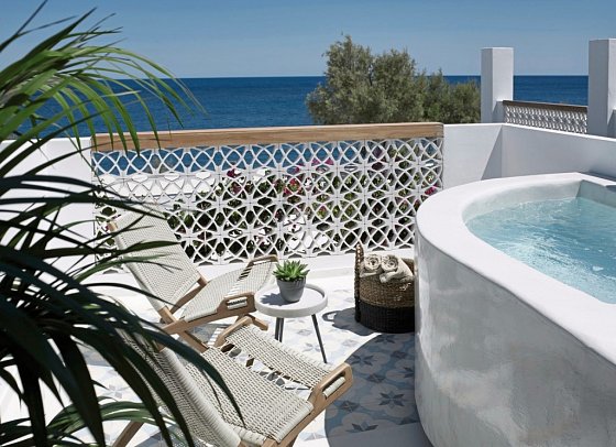 Afroditi Venus Beach Resort - Wohnbeispiel Doppelz. Deluxe Meerblick Außenjacuzzi (Zimmercodierung DDM)