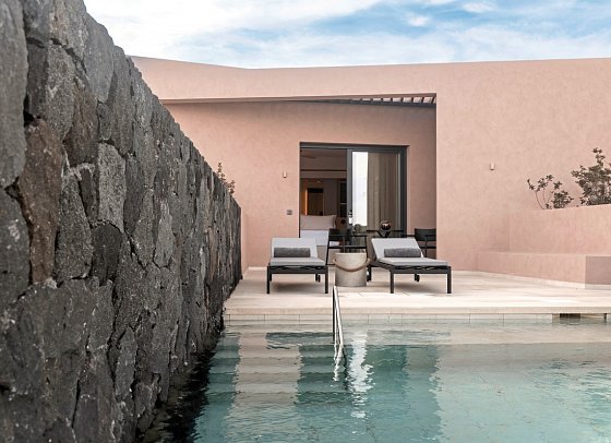 Domes Novos Santorini, Autograph Collection - Terassenbeispiel Doppelzimmer Echoes Retreat mit Zen Privatpool (Zimmercodierung DB1)