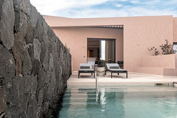 Domes Novos Santorini, Autograph Collection - Terassenbeispiel Doppelzimmer Echoes Retreat mit Zen Privatpool (Zimmercodierung DB1)