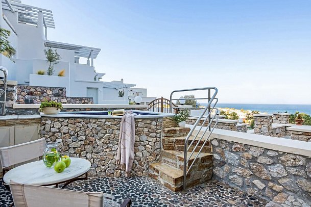 Epavlis Hotel & Spa - Wohnbeispiel Double Room Deluxe with Outdoor Jacuzzi (Zimmercodierung DD1)