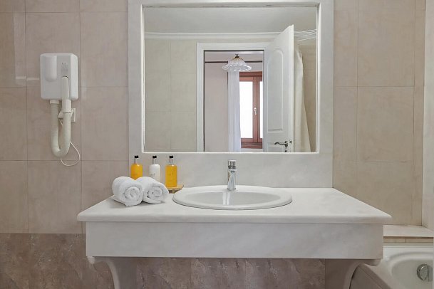 Epavlis Hotel & Spa - Badbeispiel Double Room Deluxe with Outdoor Jacuzzi (Zimmercodierung DD1)
