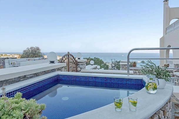 Epavlis Hotel & Spa - Wohnbeispiel Double Room Deluxe with Outdoor Jacuzzi (Zimmercodierung DD1)