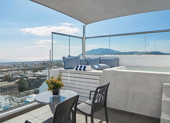Aressana Spa Hotel and Suites - Wohnbeispiel Suite mit Meerblick und Außenwhirlpool (Zimmercodierung WBM)
