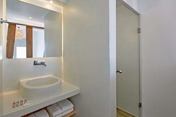 Santorini View Hotel by Highlight - Badbeispiel Doppelzimmer Deluxe Meerblick (Zimmercodierung DDM)