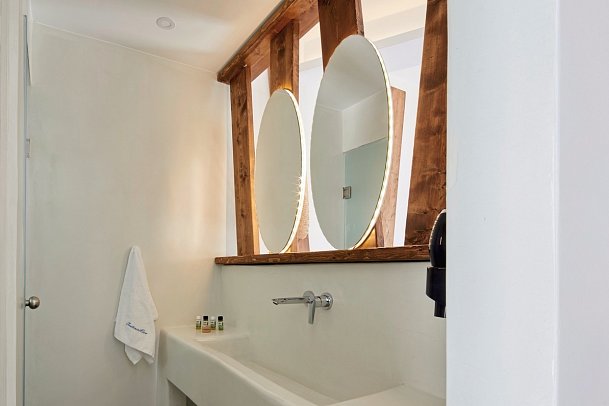 Santorini View Hotel by Highlight - Badbeispiel Doppelzimmer Superior Meerblick (Zimmercodierung DSM)