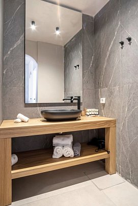 Andromeda Villas & Spa Resort - Badbeispiel Suite Sea View VIP with outdoor Jacuzzi (Zimmercodierung WBM)