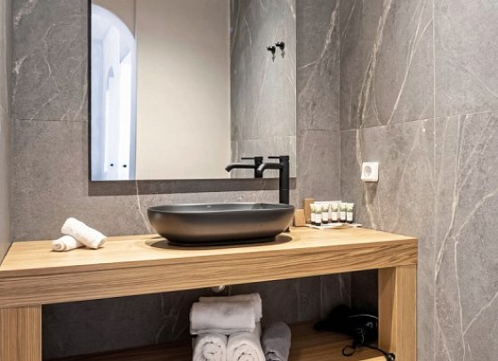 Andromeda Villas & Spa Resort - Badbeispiel Suite Sea View VIP with outdoor Jacuzzi (Zimmercodierung WBM)
