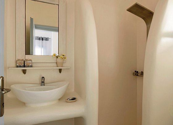 Kalestesia Suites - Badbeispiel Suite Premium mit Außenjacuzzi und Calderablick (Zimmercodierung DMM)