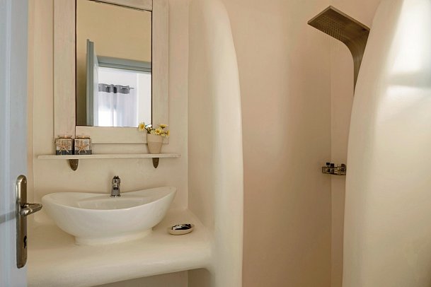 Kalestesia Suites - Badbeispiel Suite Premium mit Außenjacuzzi und Calderablick (Zimmercodierung DMM)