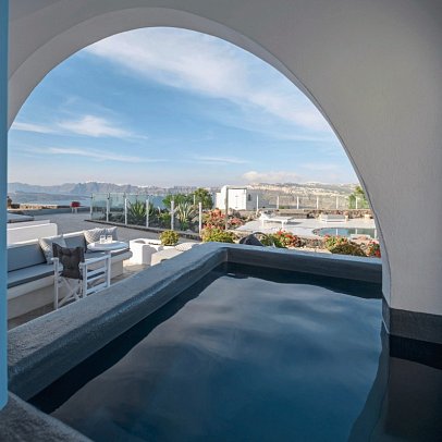 Kalestesia Suites - Wohnbeispiel Suite Premium mit Außenjacuzzi und Calderablick (Zimmercodierung DMM)