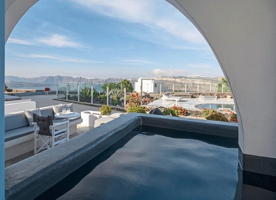 Kalestesia Suites - Wohnbeispiel Suite Premium mit Außenjacuzzi und Calderablick (Zimmercodierung DMM)