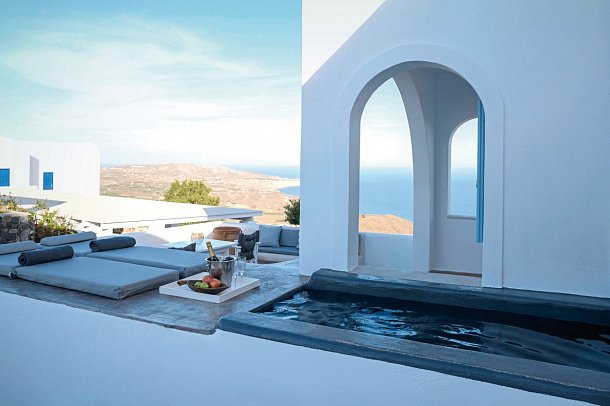 Kalestesia Suites - Wohnbeispiel Suite Premium mit Außenjacuzzi und Calderablick (Zimmercodierung DMM)