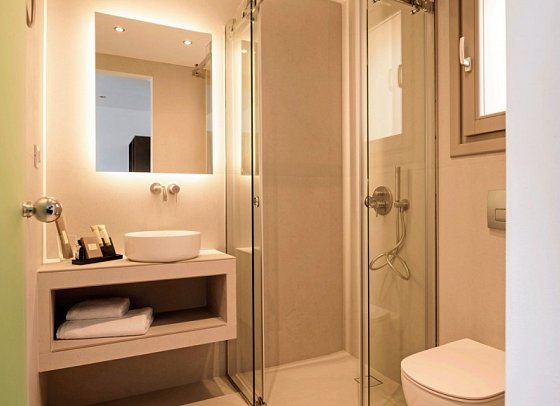 Kalestesia Suites - Badbeispiel Doppelzimmer Meerblick (Zimmercodierung DBM)