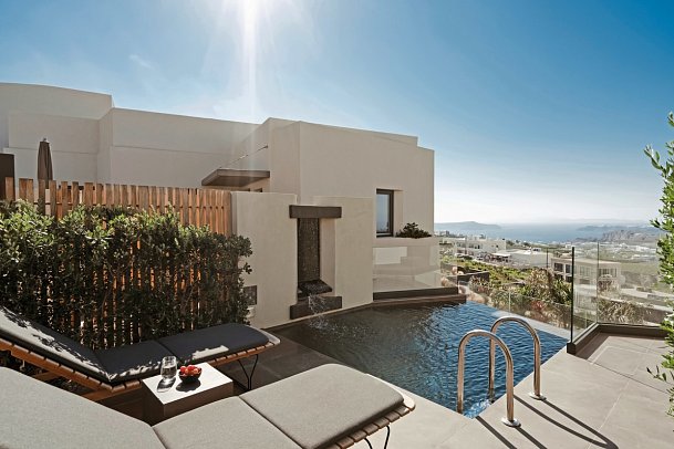 Apikia Santorin - Wohnbeispiel Suite Elegant 2 Schlafzimmer Meerblick Privatpool (Zimmercodierung WBR)