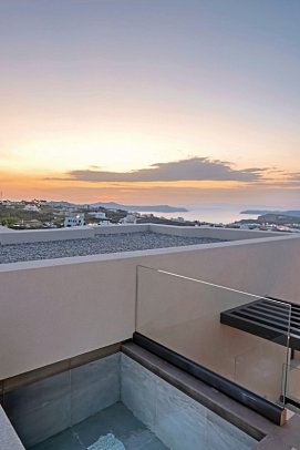 Apikia Santorin - Wohnbeispiel Suite Elite Meerblick Whirlpool (Zimmercodierung WBM)