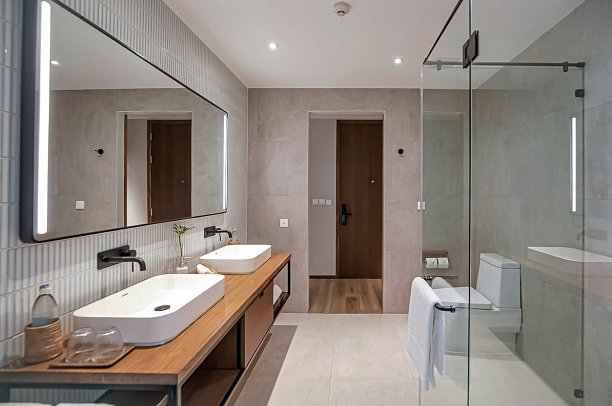 Varana Hotel - Badbeispiel Luxe Plus Pool View (Zimmercodierung U2P)