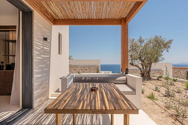 KOIA All-Suite Wellbeing Resort - Beispiel Terrasse Junior Suite Meerblick (Zimmercodierung J3M)