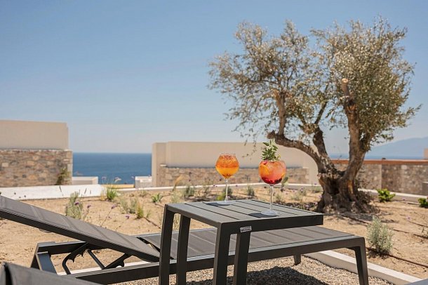 KOIA All-Suite Wellbeing Resort - Wohnbeispiel Juniorsuite Meerblick o. seitl. Meerblick View Whirlpool (Zimmercodierung J1M)