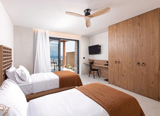 KOIA All-Suite Wellbeing Resort - Wohnbeispiel Cave Junior Suite Sea View (Zimmercodierung J2M)
