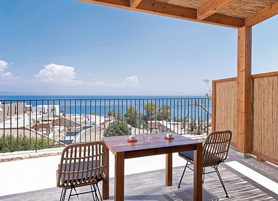 KOIA All-Suite Wellbeing Resort - Wohnbeispiel Cave Junior Suite Sea View (Zimmercodierung J2M)
