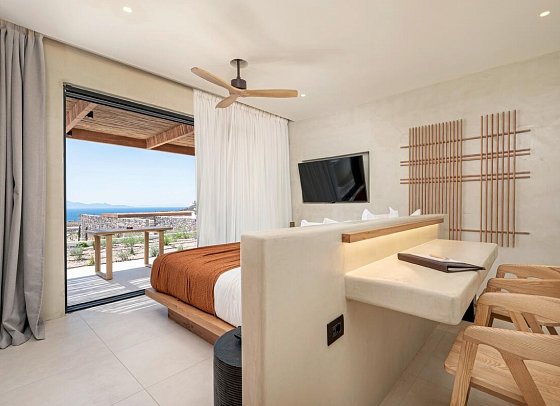 KOIA All-Suite Wellbeing Resort - Wohnbeispiel Junior Suite Meerblick (Zimmercodierung J3M)