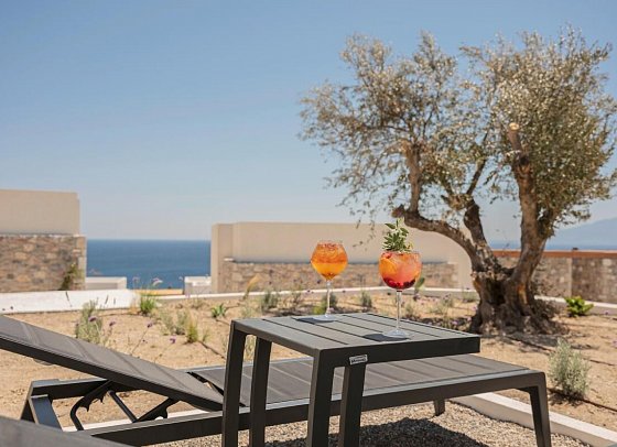 KOIA All-Suite Wellbeing Resort - Beispiel Terrasse Junior Suite Meerblick (Zimmercodierung J3M)