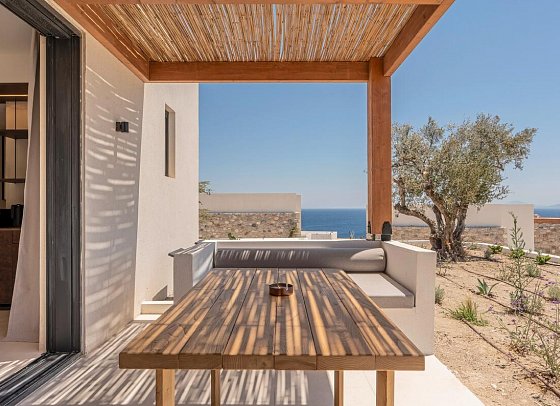 KOIA All-Suite Wellbeing Resort - Beispiel Terrasse Junior Suite Meerblick (Zimmercodierung J3M)