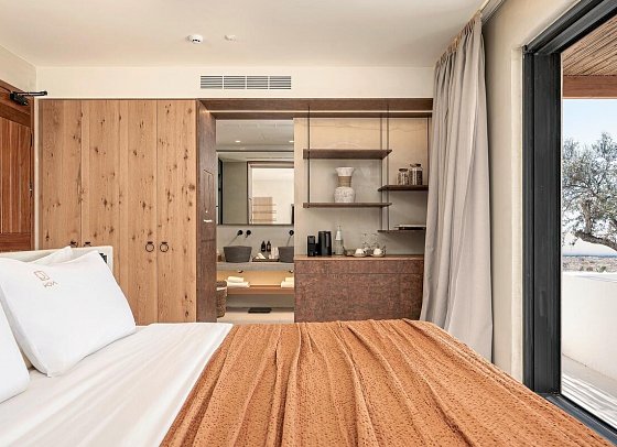 KOIA All-Suite Wellbeing Resort - Wohnbeispiel Juniorsuite Meerblick o. seitl. Meerblick View Whirlpool (Zimmercodierung J1M)