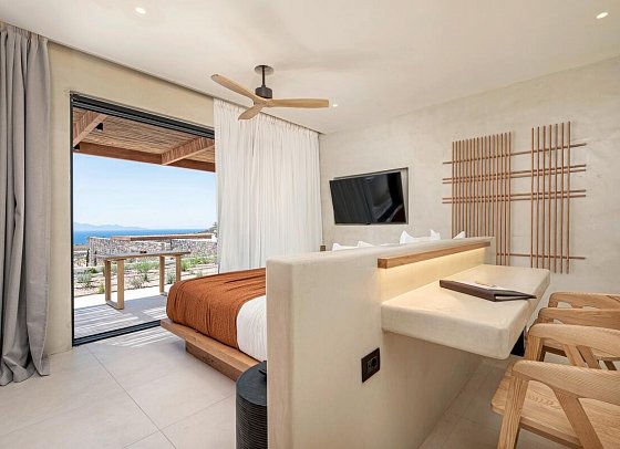 KOIA All-Suite Wellbeing Resort - Wohnbeispiel Juniorsuite Meerblick o. seitl. Meerblick View Whirlpool (Zimmercodierung J1M)