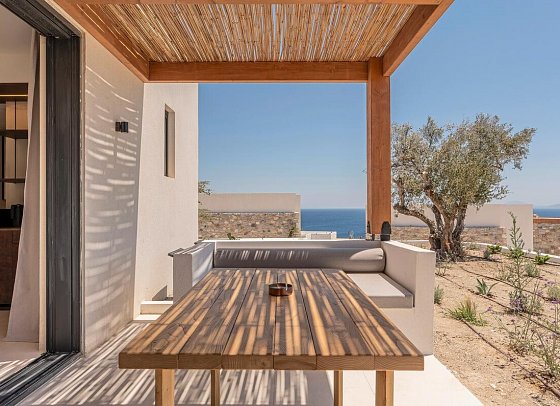 KOIA All-Suite Wellbeing Resort - Wohnbeispiel Juniorsuite Meerblick o. seitl. Meerblick View Whirlpool (Zimmercodierung J1M)