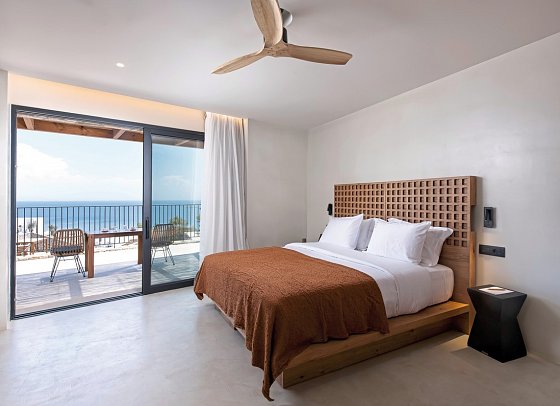KOIA All-Suite Wellbeing Resort - Wohnbeispiel Cave Junior Suite Sea View (Zimmercodierung J2M)