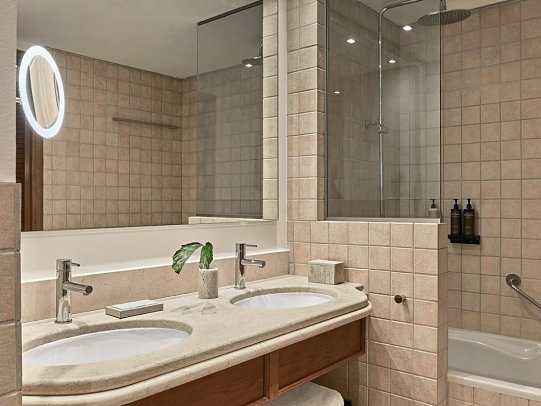 Grecotel LUX ME Kos - Wohnbeispiel Familienzimmer Gartenblick (Zimmercodierung F1G)