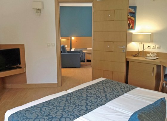 Lagas Aegean Village - Wohnbeispiel Familienzimmer Meerblick (Zimmercodierung F1M)