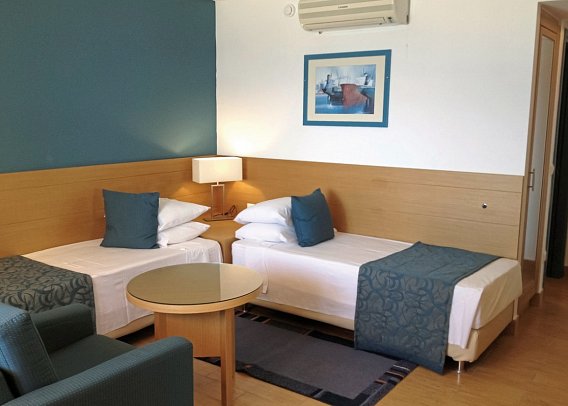 Lagas Aegean Village - Wohnbeispiel Familienzimmer Meerblick (Zimmercodierung F1M)