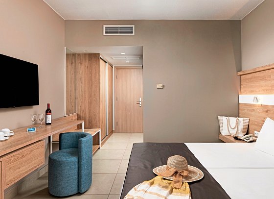 Aeolos Beach Hotel - Wohnbeispiel Doppelzimmer Select Gartenblick (Zimmercodierung DNG)