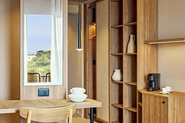 Zeus Kos Beach - Wohnbeispiel Doppelzimmer Deluxe seitl. Meerblick (Zimmercodierung DDN)