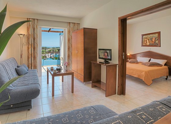 Corali Hotel - Wohnbeispiel Familienappartement 2 Schlafzimmer Poolblick (Zimmercodierung FB2)