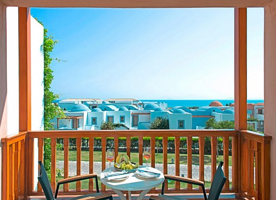 Mitsis Selection Blue Domes - Beispiel Balkon Bungalow Meerblick (Zimmercodierung B1M)
