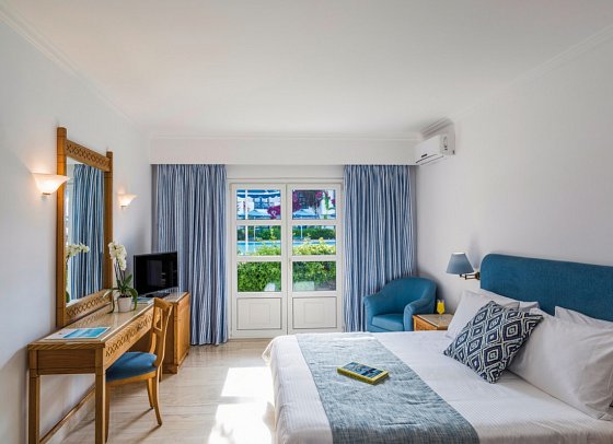 Mitsis Ramira - Wohnbeispiel Doppelzimmer Poolblick (Zimmercodierung DBP)