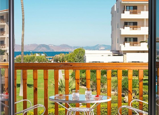 Mitsis Ramira - Beispiel Balkon Familienzimmer Meerblick (Zimmercodierung F1M)
